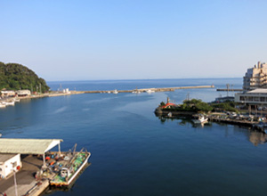 美保関の漁港全景