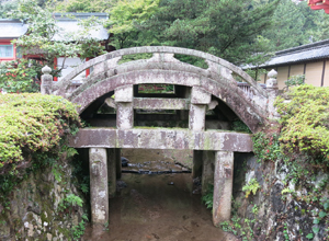 楼門前の輪橋　重要文化財　神が渡る橋である