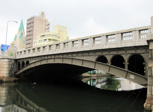 岩井橋　スパンドレルのアーチが連なる飾り板に注目