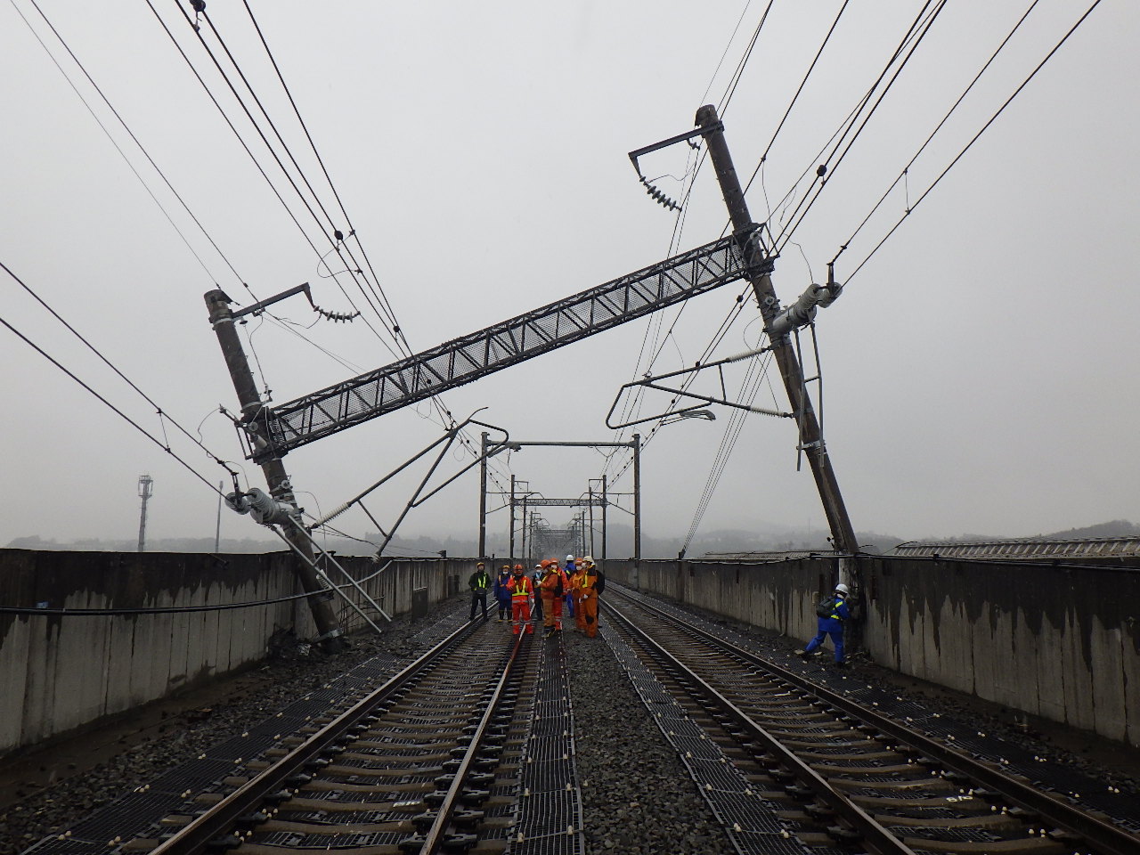 3月16日地震災害復旧（東北新幹線郡山・古川間電化柱復旧他） | 土木 | 日本建設業連合会